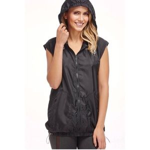Fabletics Ventura Windbreaker Sleeveless Hooded Zip Jacket Lightweight Small